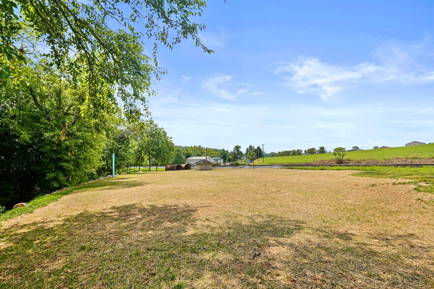 More Photos Of 8106 Intersection Rd, Glen Rock Warehouse For Lease