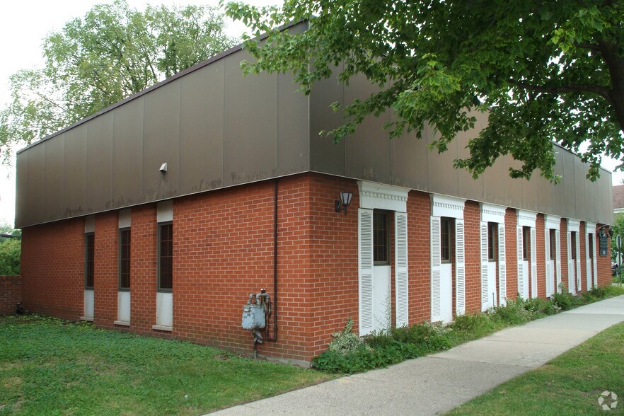 More Photos Of 20136 Mack Ave, Grosse Pointe Woods Medical For Lease