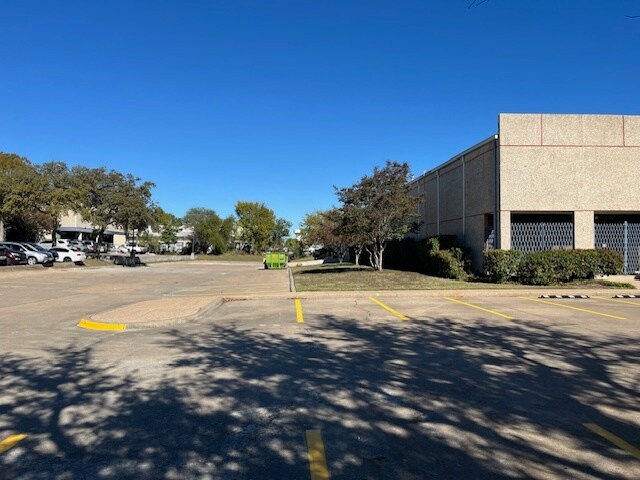 More Photos Of 12621-12623 International Pky, Dallas Warehouse For Lease