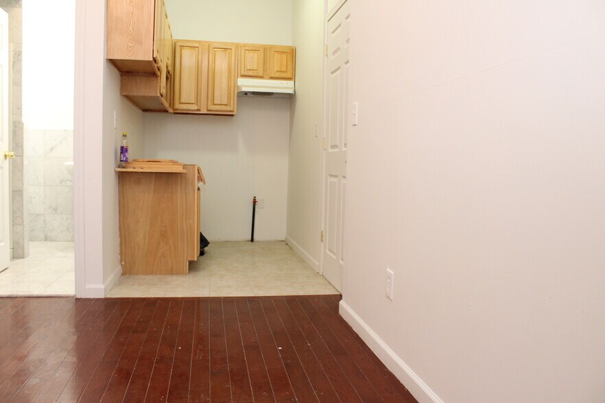 More Photos Of 4319 Meadowview Ave, North Bergen Warehouse For Lease