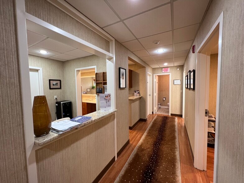 More Photos Of 2 1/2 Dearfield Dr, Greenwich Medical For Lease