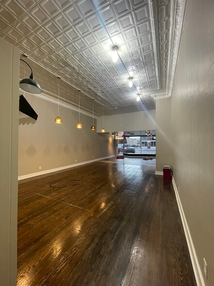 More Photos Of 522 S Main St, Elkhart Storefront Retail Residential For Lease