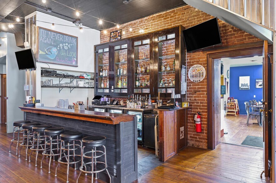 More Photos Of 125 S Market St, Paxton Specialty For Sale