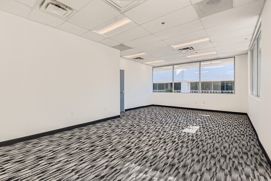 More Photos Of 320-340 E Warm Springs Rd, Las Vegas Unknown For Lease