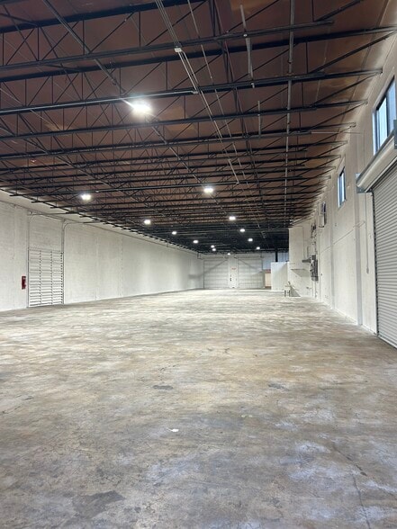 More Photos Of 7975-7985 W 20th Ave, Hialeah Warehouse For Lease