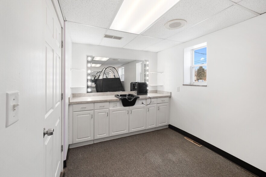 More Photos Of 4680 Dixie Hwy, Waterford Freestanding For Sale