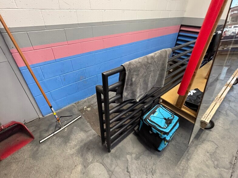 More Photos Of 1414 Pacific Coast Hwy, Hermosa Beach Auto Repair For Lease