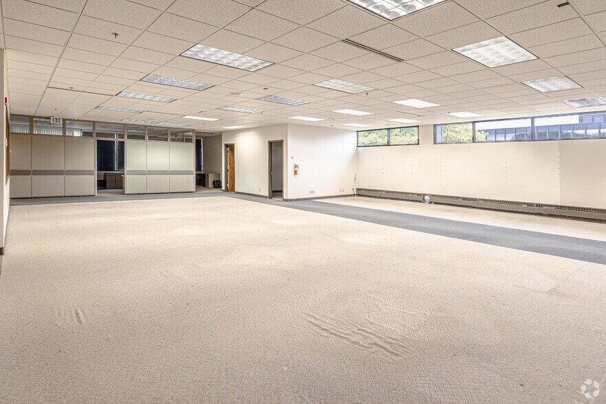 More Photos Of 250 S Executive Dr, Brookfield Office For Lease