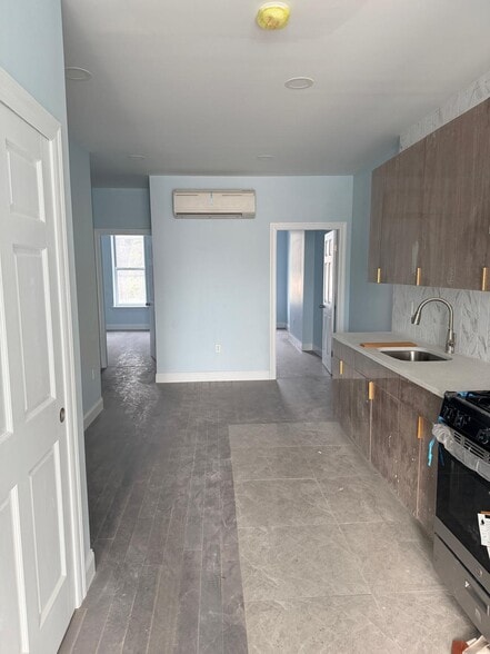 More Photos Of 70-11 Myrtle Ave, Glendale Office For Lease