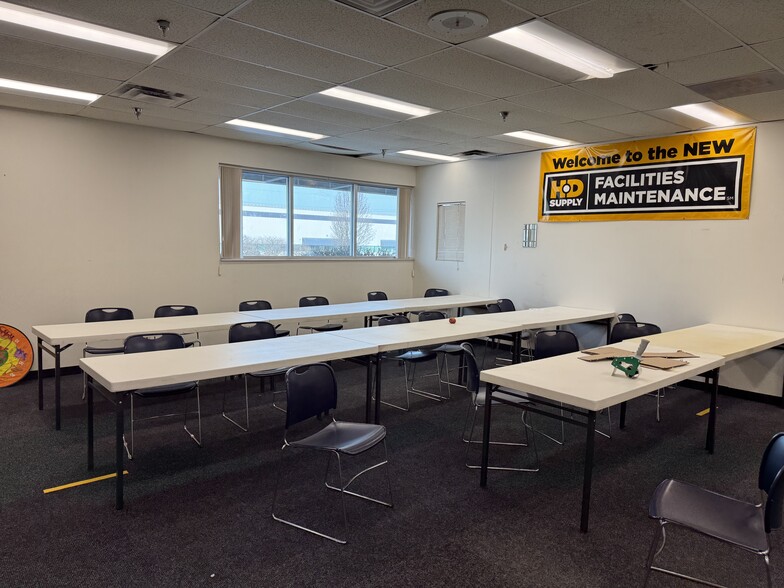 More Photos Of 5201 Park Emerson Dr, Indianapolis Distribution For Lease