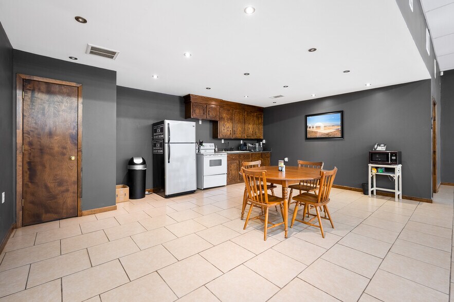 More Photos Of 10462 Hwy 165 S, Forest Hill Warehouse For Sale