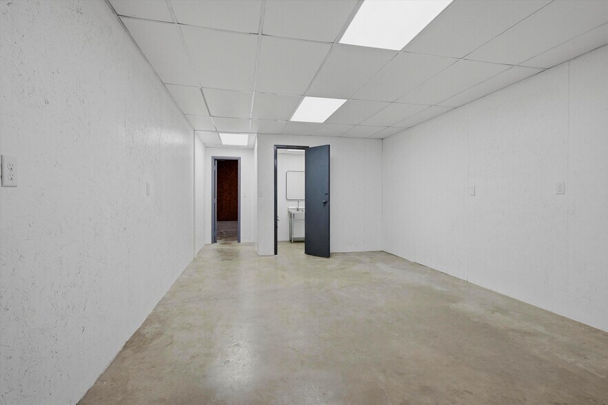 More Photos Of 224 E Cottage St, Sherman Warehouse For Sale