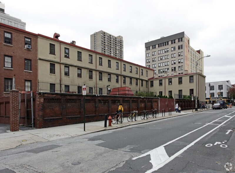 More Photos Of 320 S Broad St, Philadelphia Schools For Lease
