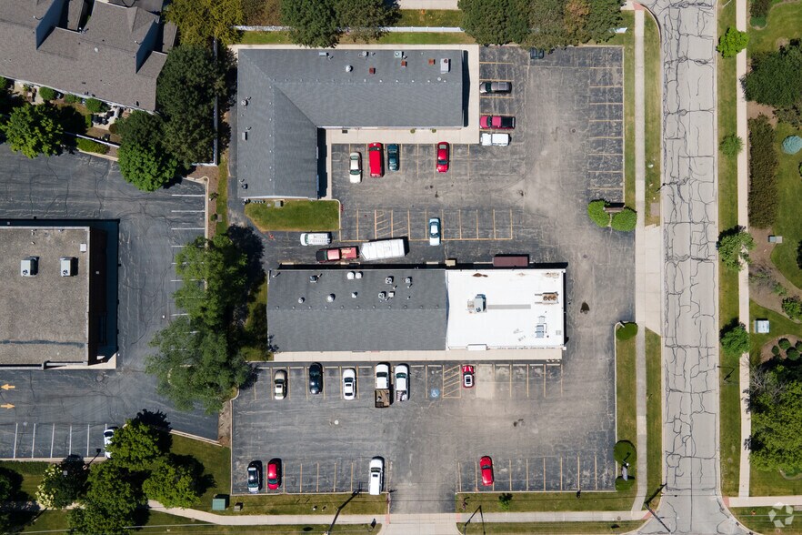 More Photos Of 32 Foxcroft Rd, Naperville General Retail For Lease