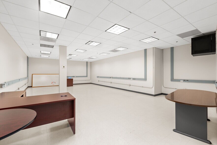 More Photos Of 10 Center St, Stafford Office For Lease