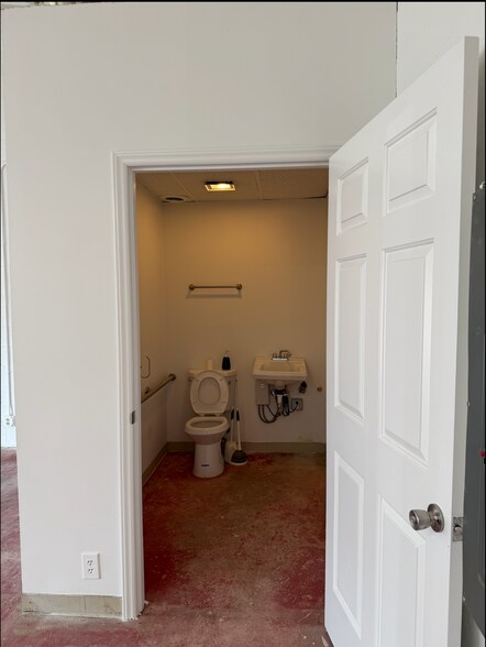 More Photos Of 1400 Sunset Dr, Greensboro Freestanding For Lease