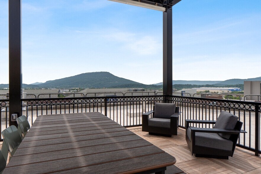 More Photos Of 1100 Market St, Chattanooga Office For Sale