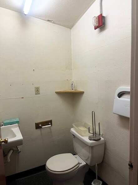 More Photos Of 5909 Camden St, Oakland Daycare Center For Sale