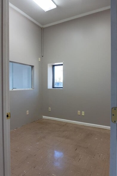 More Photos Of 214 S Church St, Dublin Flex For Sale