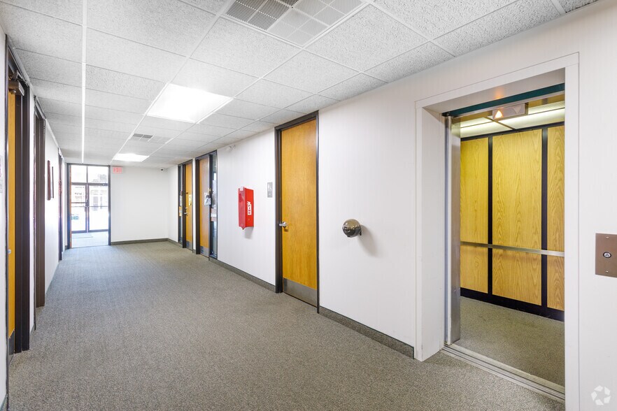 More Photos Of 667-675 E Big Beaver Rd, Troy Office For Lease