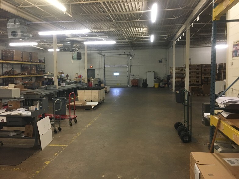 More Photos Of 3600 Regal Blvd, Memphis Showroom For Lease