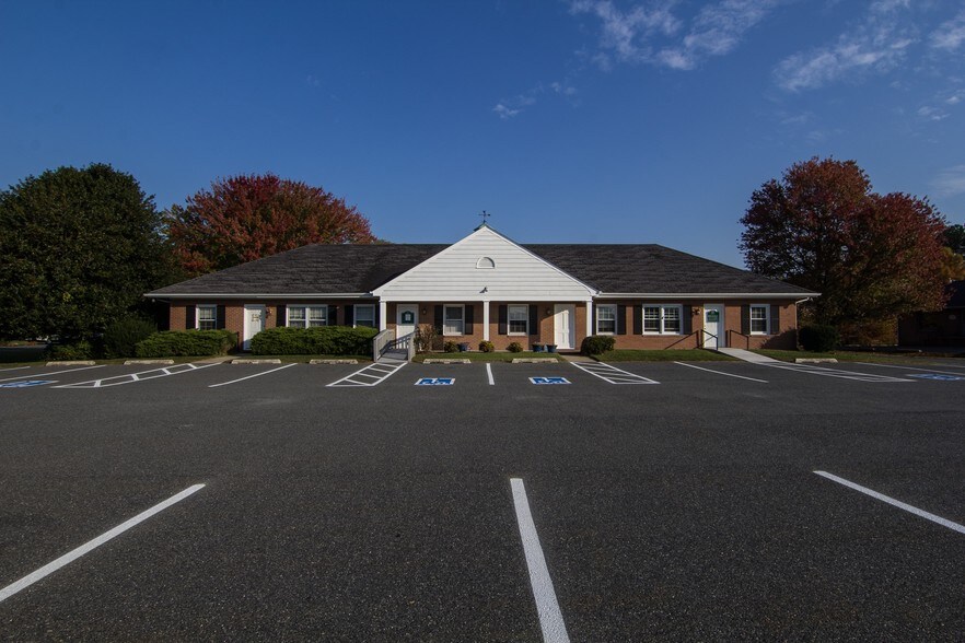 Primary Photo Of 609 Dutchmans Ln, Easton Office For Sale