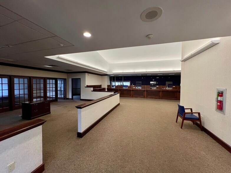 More Photos Of 565 Baltimore Pike, Avondale Bank For Lease