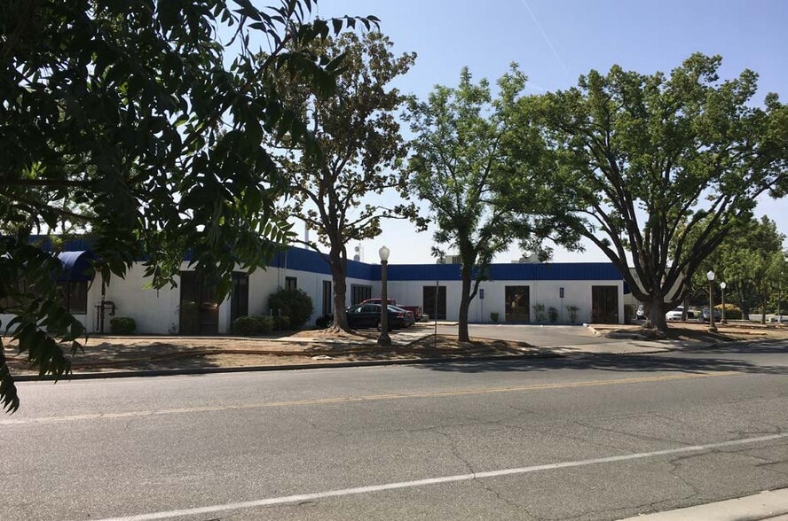 More Photos Of 1922 N Helm Ave, Fresno Office For Lease