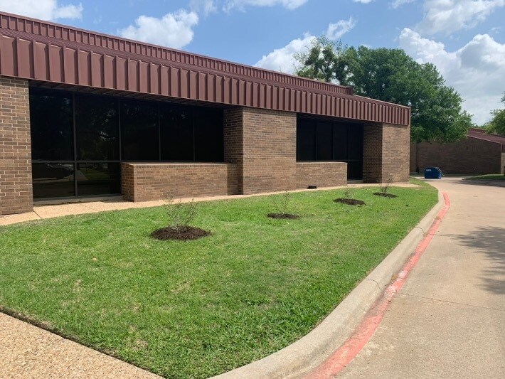 More Photos Of 817 Greenview Dr, Grand Prairie Showroom For Lease