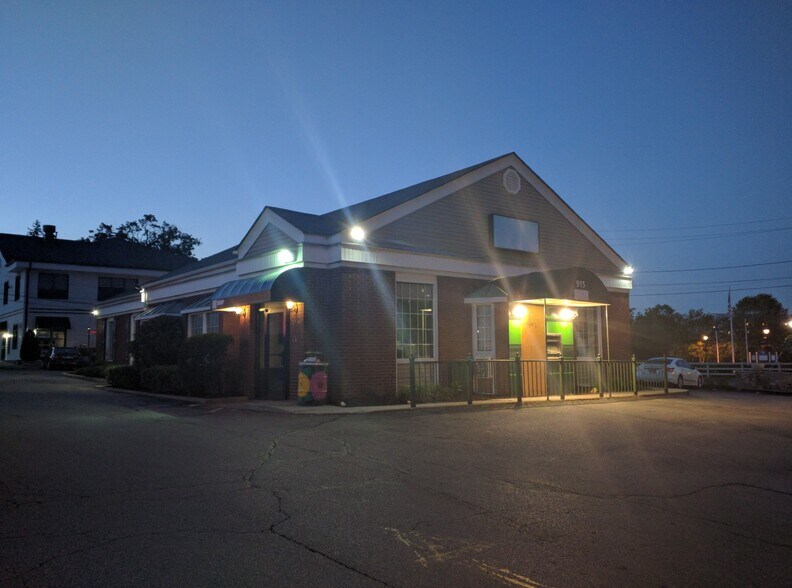 More Photos Of 945 S Lake Blvd, Mahopac Bank For Lease
