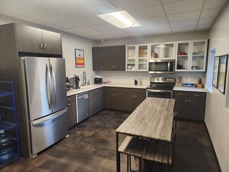 More Photos Of 1909 16th St, Bakersfield Office For Lease