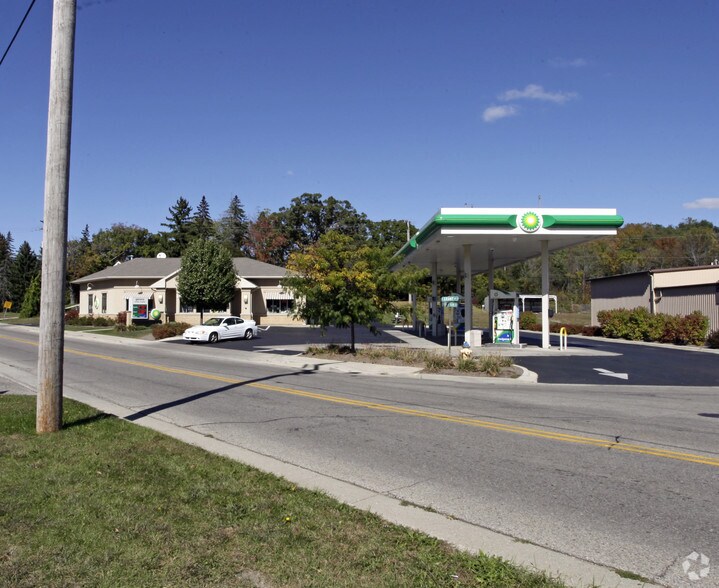 Primary Photo Of 1231 Grant St, Lake Geneva Convenience Store For Lease
