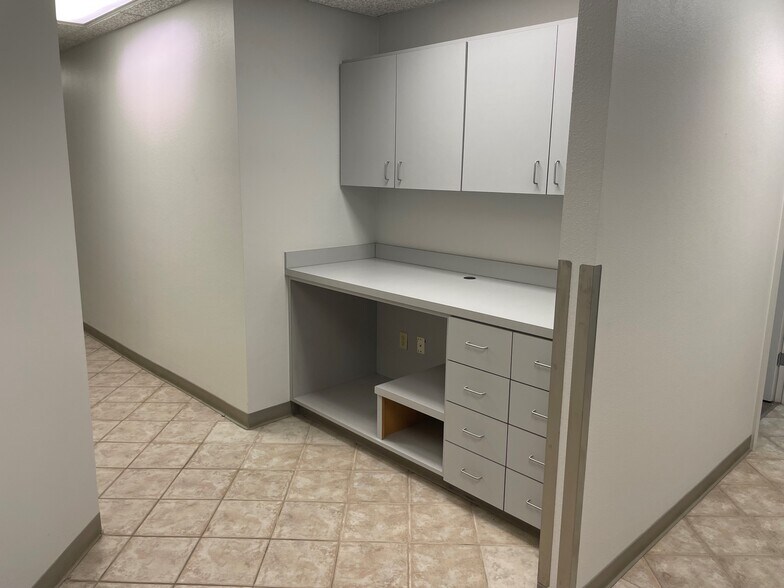 More Photos Of 301 S Southeast Loop 323, Tyler Showroom For Lease