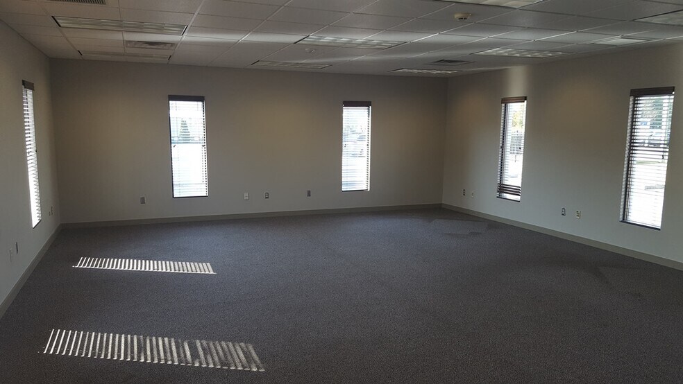 More Photos Of 179 Cross Rd, Waterford Service For Lease