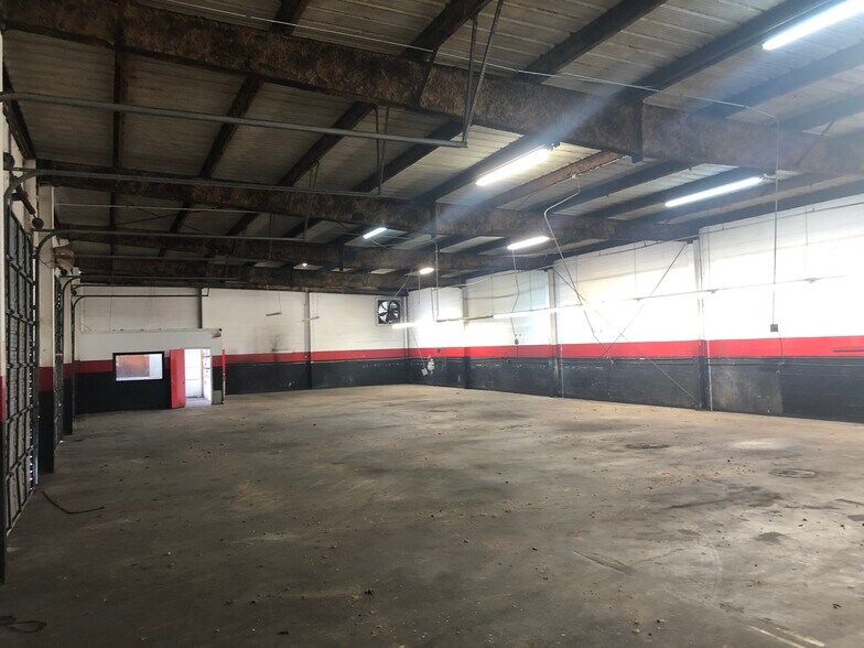 More Photos Of 5609 Bellaire Blvd, Houston Service For Lease