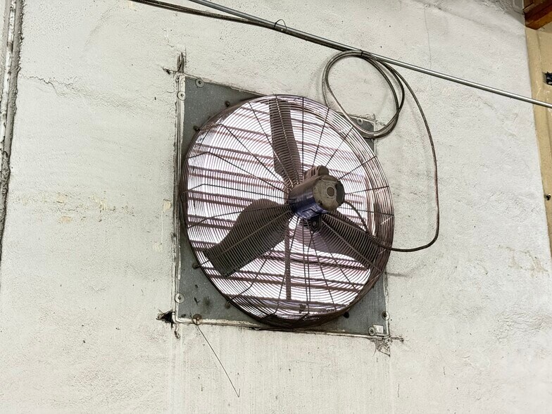 More Photos Of 11104 N Lamar Blvd, Austin Showroom For Lease