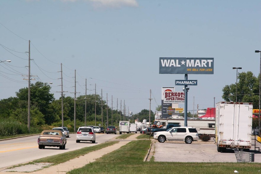 More Photos Of 1152-1200 E Walnut St, Watseka General Retail For Lease