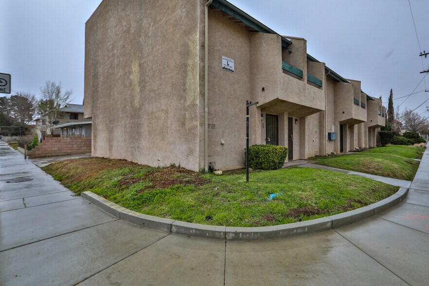 More Photos Of 958 E Avenue Q12, Palmdale Apartments For Sale
