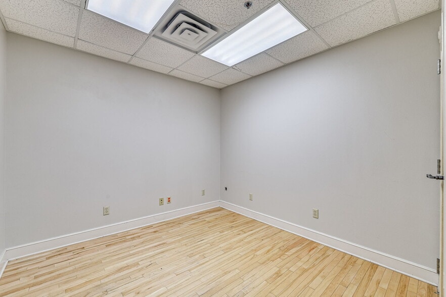 More Photos Of 29 S Chadbourne St, San Angelo Drugstore For Sale