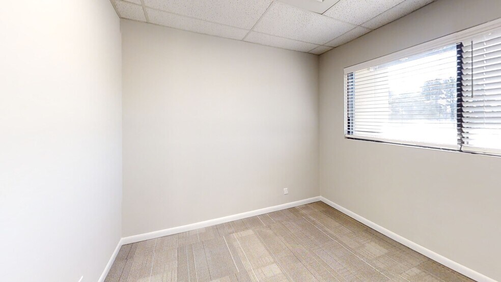 More Photos Of 2920 Edgewood Cir, Columbus Office For Lease