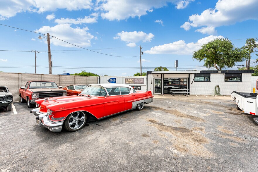 More Photos Of 720-722 W Euless Blvd, Euless Loft Creative Space For Sale