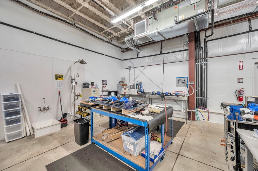 More Photos Of 2090 Sunnydale Blvd, Clearwater Manufacturing For Sale