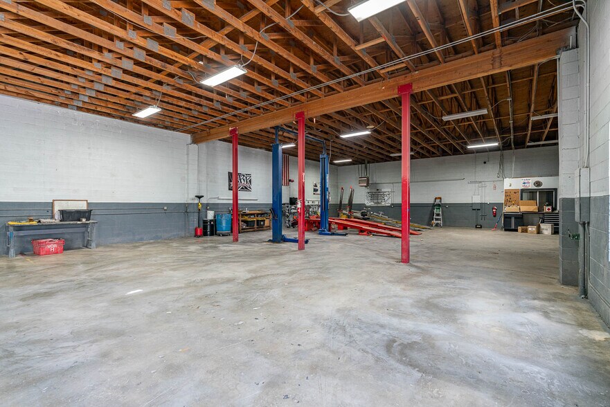More Photos Of 39126-39130 3rd St E, Palmdale Service For Sale