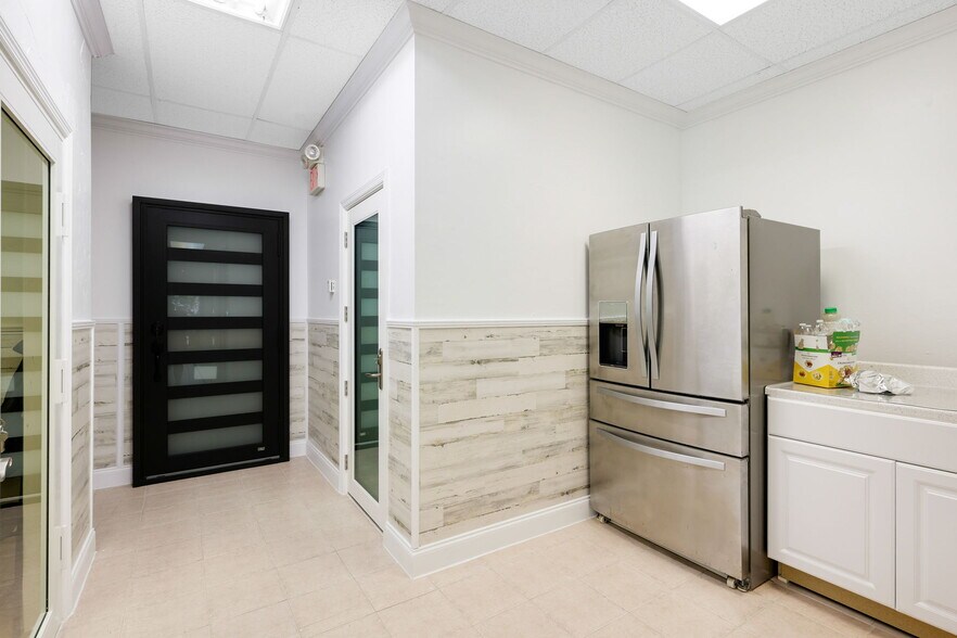 More Photos Of 1076 Business Ln, Naples Showroom For Sale