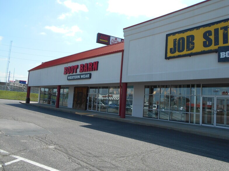 More Photos Of 1008 E Lewis and Clark Pky, Clarksville Unknown For Lease