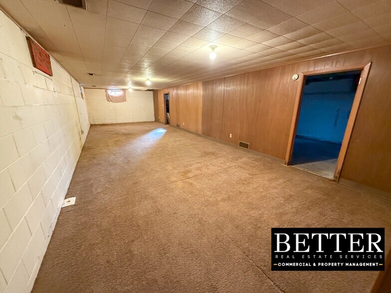 More Photos Of 3120 S Lincoln Ave, York Showroom For Sale