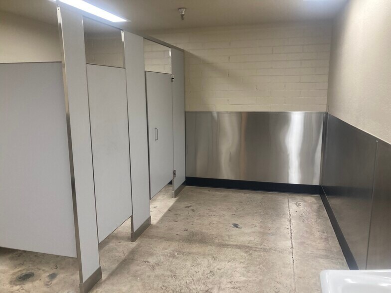 More Photos Of 6900 S Park Ave, Tucson Warehouse For Lease