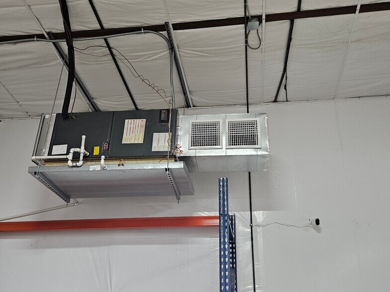 More Photos Of 1261 W Hurst Blvd, Hurst Warehouse For Lease