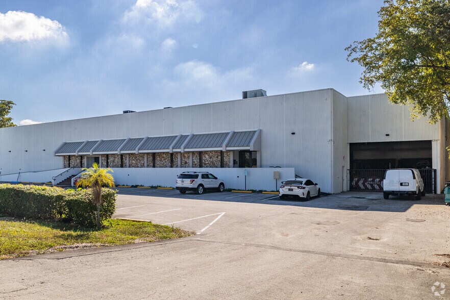 More Photos Of 5240-5260 NW 167th St, Miami Gardens Warehouse For Lease