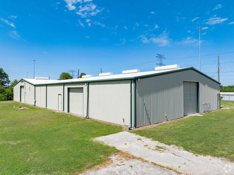 Primary Photo Of 2225 N Sam Houston Pkwy W, Houston Warehouse For Lease